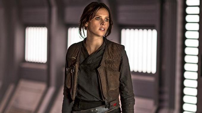 Felicity Jones dalam Rogue One (2016)