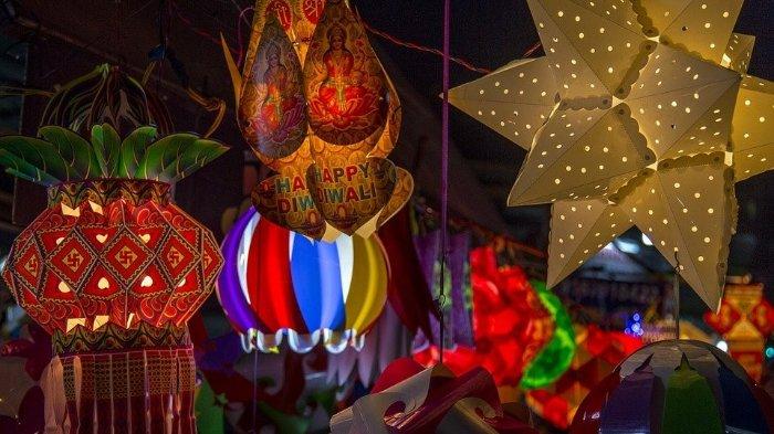 Diwali, atau Dipawali, adalah hari libur terbesar dan terpenting di India tahun ini. Festival ini mendapatkan namanya dari deretan (avali) lampu tanah liat (deepa) yang diterangi orang India di luar rumah mereka untuk melambangkan cahaya batin yang melindungi dari kegelapan spiritual.