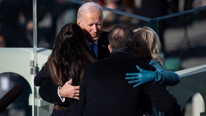 Presiden AS Joe Biden memeluk istrinya Dr. Jill Biden dan anak-anaknya Hunter dan Ashley Biden setelah dia dilantik di Front Barat Capitol AS pada 20 Januari 2021 di Washington, DC. Sebagai Presiden Amerika Serikat, Joe Biden akan menerima gaji sebesar