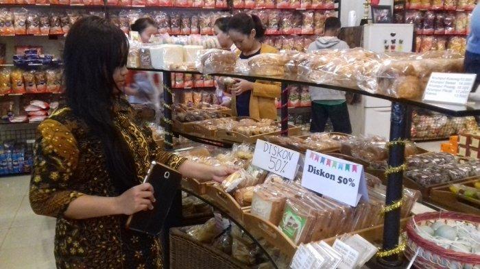 Salah satu pengunjung berbelanja di toko Roti Ganep, Solo, Kamis (22/12/2016).
