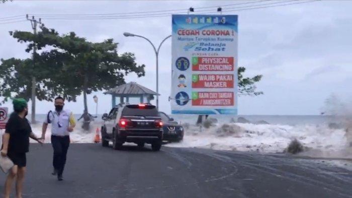 Gelombang tinggi hantam kota Manado pada Minggu (17/1/2021).