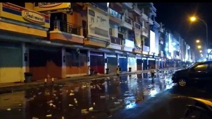 Gelombang tinggi yang melanda Kota Manado, Sulawesi Utara, pada Minggu (17/01/2021) sore.