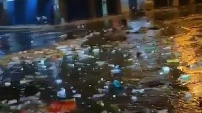 Gelombang tinggi yang melanda Kota Manado, Sulawesi Utara, pada Minggu (17/01/2021).