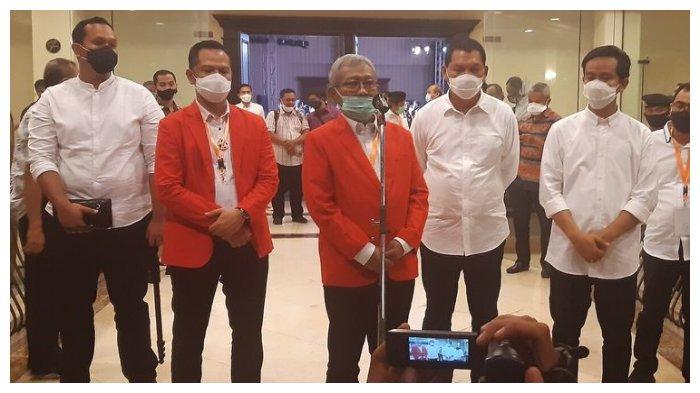 Gibran Rakabuming Raka dan Teguh Prakosa memberikan keterangan pers kepada wartawan setelah debat Pilkada Solo yang pertama selesai, Jumat (6/11/2020) malam.