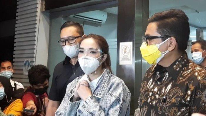 Gisella Anastasia akhirnya keluar dari Ditreskrimsus Polda Metro Jaya setelah menjalani pemeriksaan selama 10 jam sebagai tersangka kasus video syurnya dengan Michael Yukinobu de Fretes.