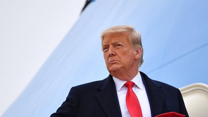 Foto file diambil pada 12 Januari 2021 ketika Presiden AS Donald Trump naik Air Force One sebelum meninggalkan Harlingen, Texas. Trump disebut akan mengampuni 100 kriminal.