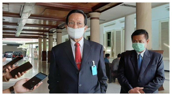 Gubernur DIY Sri Sultan HB X saat menemui wartawan di Gedung DPRD DIY