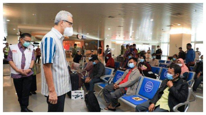 Gubernur Jawa Tengah Ganjar Pranowo berbicara dengan para pekerja migran migran Indonesia di Banda Ahmad Yani Semarang
