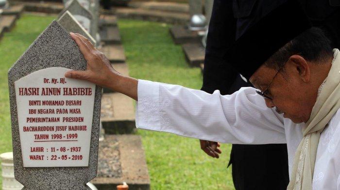 Presiden RI ketiga BJ Habibie berdoa saat berziarah di makam istrinya Ainun Habibie, di Taman Makam Pahlawan Nasional Kalibata, Jakarta Selatan, Jumat (20/9/2013). Presiden sekaligus ilmuwan kebanggaan Indonesia BJ Habibie wafat pada Rabu 11 September 2019 dalam usia 83 tahun.