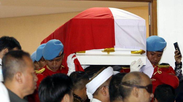 Jenazah Presiden RI ke-3 BJ Habibie keluar dari RSPAD untuk diantarkan ke rumah duka, Jakarta, Rabu (11/9/2019). Presiden sekaligus ilmuwan kebanggaan Indonesia BJ Habibie wafat pada Rabu 11 September 2019 dalam usia 83 tahun.