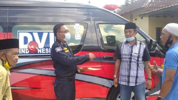 Biddokes Polda Lampung menyerahkan hasil tes DNA kepada keluarga Ajun Brigadir Asep di Natar, Lampung Selatan.