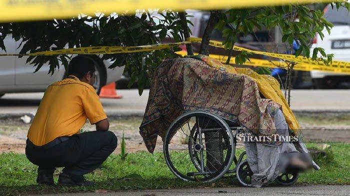 Dalam kursi roda itu ada jenazah wanita berusia 62 tahun. Menurut keterangan, pria yang membawa mayat ibunya ini ternyata memang mengidap gangguan mental.
