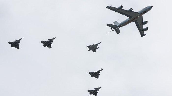 FOTO HANYA ILUSTRASI jet tempur pepet pesawat komersial A C-135 (depan), jet tempur Mirage 2000-5 (C) dan empat jet tempur Rafale B terbang di atas Paris sebagai bagian dari parade militer Hari Bastille tahunan pada 14 Juli 2020. Prancis memiliki versi tradisional yang dikurangi Parade Hari Bastille tahun ini karena langkah-langkah keamanan atas pandemi COVID-19 (novel coronavirus), dan dengan perayaan hari nasional negara itu termasuk penghormatan kepada pekerja kesehatan dan yang lain yang memerangi wabah tersebut.
