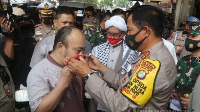 ILUSTRASI --- PROTOKOL KESEHATAN - Kapolda Metro Jaya, Irjen Pol Nana Sudjana dan Pangdam Jaya, Mayjen TNI Dudung Abdurachman, menggelar kegiatan penerapan, pengawasan, pendisiplinan protokol kesehatan di Pasar Blok A Tanah Abang, Jakarta Pusat, Jumat (11/9/2020). Dalam kesempatan ini kapolda dan pangdam menyerahkan bantuan sosial sembako, masker dan rompi penegak disiplin kepada sejumlah elemen masyarakat di Tanah Abang. Hal ini dilakukan dalam rangka penanganan dan pencegahan penyebaran wabah Covid-19 di ibukota.