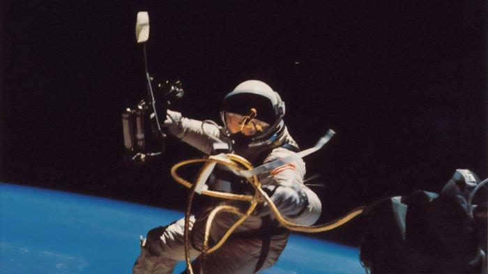 ilustrasi-seorang-astronot-di-luar-angkasa-45.jpg