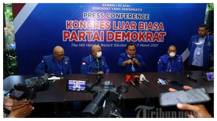 Pimpinan sidang, Jhoni Alen Marbun (tengah) bersama politisi senior, Max Sopacua (kedua kanan) memberikan keterangan kepada wartawan saat Kongres Luar Biasa (KLB) Partai Demokrat di The Hill Hotel Sibolangit, Deli Serdang, Sumatera Utara, Jumat (5/3/2021). Berdasarkan hasil KLB tersebut, Moeldoko terpilih menjadi Ketua Umum Partai Demokrat.