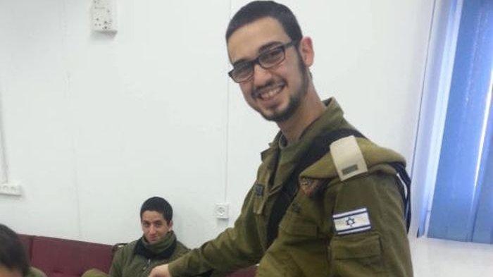 Joel Carmel selama pengabdiannya di Pasukan Pertahanan Israel sebagai letnan dua