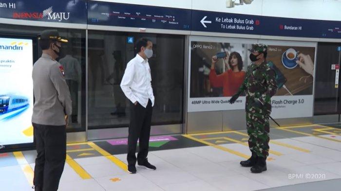 Presiden Joko Widodo (Jokowi) meninjau kesiapan penerapan prosedur standar tatanan baru atau new normal pada Selasa, (26/5/2020) pagi di Stasiun Moda Raya Terpadu (MRT) di Bundaran Hotel Indonesia, Jakarta Pusat. Dalam foto, Jokowi terlihat didampingi oleh oleh Panglima TNI Hadi Tjahjanto dan Kapolri Idham Aziz. Rencananya, sebanyak 340.000 anggota TNI-Polri akan dikerahkan untuk melakukan pengawasan di 1.800 titik obyek keramaian.
