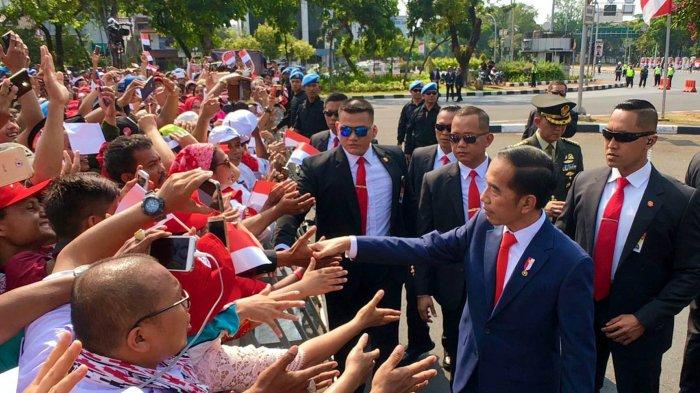 Presiden terpilih Joko Widodo menuruni kendaraan yang akan membawanya menuju tempat pelantikan, untuk menyalami warga dan relawan yang telah menunggunya di depan Istana Merdeka, Jakarta, Minggu (20/10/2019). Joko Widodo dan Maruf Amin hari ini secara resmi dilantik sebagai Presiden dan Wakil Presiden setelah memenangi Pilpres 2019.