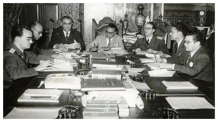 Anggota Pemerintah Revolusioner Junta tahun 1945. Dari kiri ke kanan: Mario Ricardo Vargas, Raúl Leoni, Valmore Rodríguez, Betancourt, Carlos Delgado Chalbaud, Edmundo Fernández, dan Gonzalo Barrios