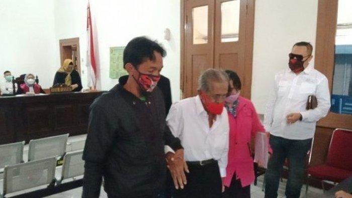 RE Koswara (85), pria asal Kecamatan Cinambo Kota Bandung hadir di persidangan Pengadilan Negeri Bandung, Selasa (19/1/2021), dengan dipapah dua anaknya, Imas dan Hamidah.