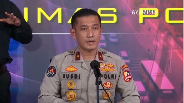 Karopenmas Mabes Polri Brigjen Rusdi Hartono mengatakan, sejak ditahan di Rutan Bareskrim Mabes Polri pada 4 Desember 2020 lalu, Ust Maaher sudah mengalami sakit.