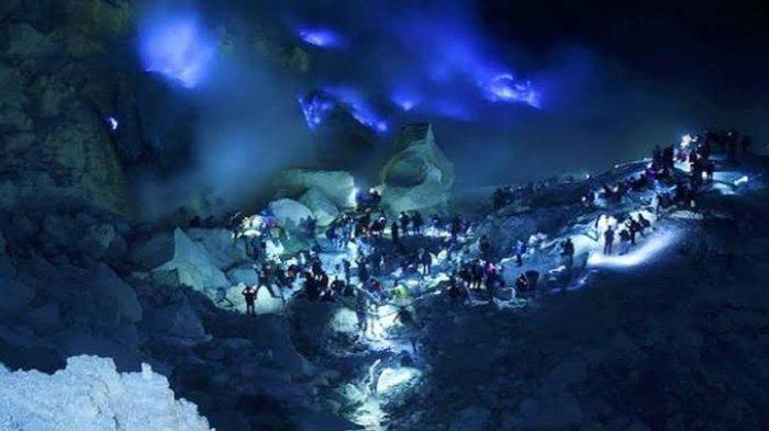 Api biru di kawah Gunung Ijen.