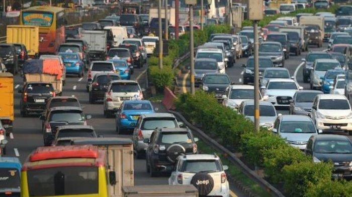 kemacetan-pada-jam-pulang-kerja-di-jalan-tol-dalam-kota-jakarta.jpg