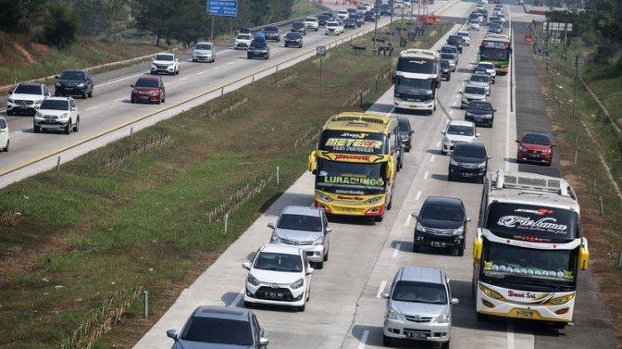 Ilustrasi mudik. Kendaraan pemudik dari arah Jakarta melewati jalan tol jakarta-cikampek di Cikampek, Jawa Barat