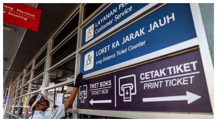 Petugas membersihkan kaca di Stasiun Pasar Senen, Jakarta Pusat, Jumat (12/6/2020). Hasil test PCR atau rapid test antibodi masih menjadi syarat bepergian menggunakan kereta api jarak jauh.