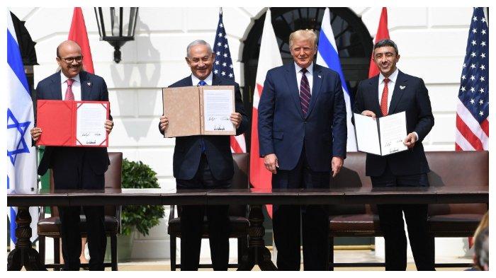 (Kiri-kanan) Menteri Luar Negeri Bahrain Abdullatif al-Zayani, Perdana Menteri Israel Benjamin Netanyahu, Presiden AS Donald Trump, dan Menteri Luar Negeri Uni Emirat Arab (UAE) Abdullah bin Zayed Al-Nahyan dalam penandatangan Kesepakatan Abraham. Dalam kesepakatan di Gedung Putih yang bertanggal 15 September 2020 itu, Bahrain dan UAE mengakui kedaulatan Israel, September 15, 2020.