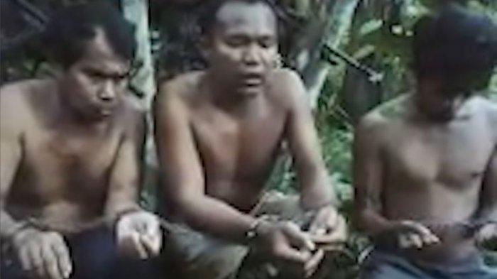 Ketiga nelayan Indonesia ketika dihadapkan dalam rekaman video yang dirilis Abu Sayyaf pekan lalu. Ketiganya ditangkap September lalu, di mana Abu Sayyaf meminta tebusan Rp 8 miliar
