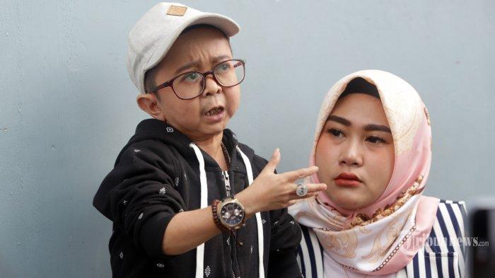 Komedian Daus Mini bersama istrinya, Shelvie Hana Wijaya usai menjadi bintang tamu di salah satu TV swasta, di Jakarta, Selasa (7/1/2020)
