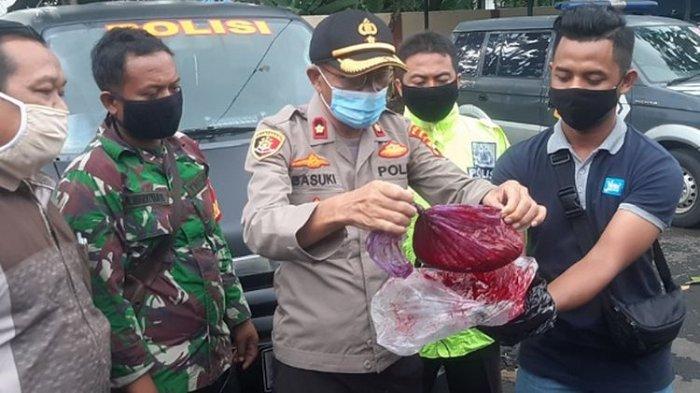 Polisi dari Polsek Pekalongan Selatan Polres Pekalongan Kota Jawa Tengah menunjukkan obat batik yang menjadi penyebab air berwarna merah.