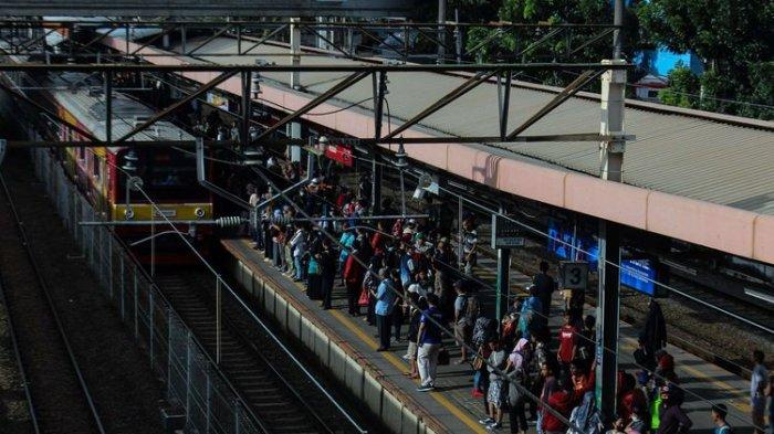 ILUSTRASI - Viral gambar paparan penyebaran virus corona atau Covid-19 di Kereta Rel Listrik (KRL) jurusan Bogor-Depok-Jakarta Kota.