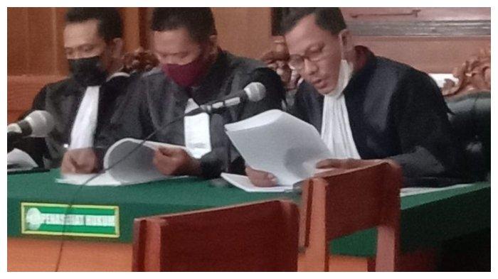 Kuasa hukum Ardi Pratama, makelar mobil asal Surabaya, ketika membacakan eksepsi saat persidangan di Pengadilan Negeri Surabaya.
