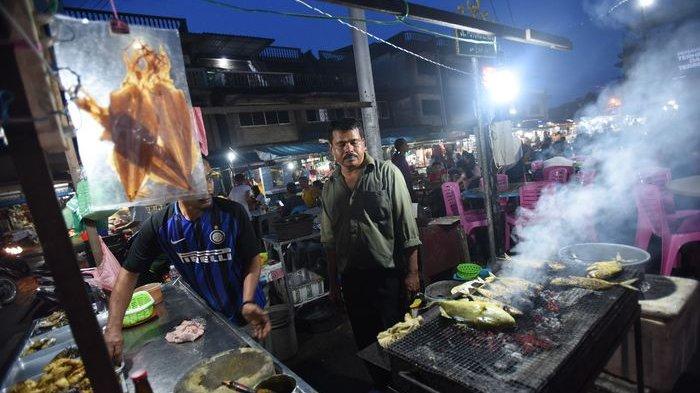 Suana pusat kuliner Akan Potong Lembu di Tanjungpinang yang ramai dikunjungi pelanggan serial hari. Aneka jenis makanan dijajakan di area terbuka legendaris ini