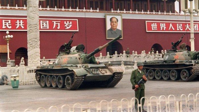Pasukan bersenjata dan armada tank disiagakan di depan Aula Besar di Lapangan Tianannmen untuk mengantisipasi massa pendemo