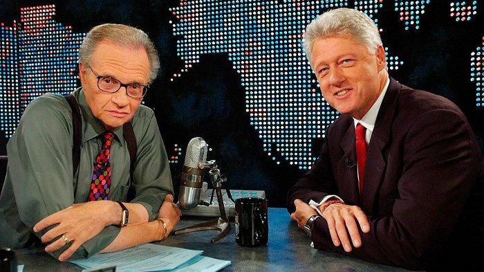 King berkata dari semua Presiden yang dia wawancarai, Clinton adalah yang terbaik. 'Salah satu ciri buruknya? Dia selalu terlambat '. Larry King melakukan pertemuan eksklusif dengan setiap presiden dan Ibu Negara AS sejak Richard Nixon. Debat NAFTA King yang terkenal antara Wakil Presiden Al Gore dan Ross Perot pada 1993 memecahkan rekor peringkat industri kabel dan memperoleh peringkat tertinggi dalam sejarah CNN - mencapai lebih dari 16,3 juta pemirsa.