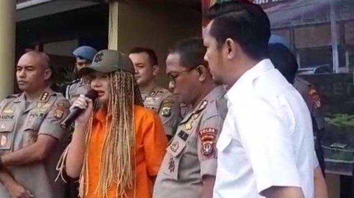 Lucinta Luna saat konferensi pers di Polres Metro Jakbar, Kamis (13/2/2020)(KOMPAS.com/ BONFILIO MAHENDRA WAHANAPUTRA LADJAR)