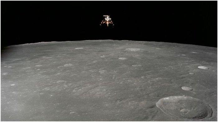 Lunar modul di atas permukaan Bulan