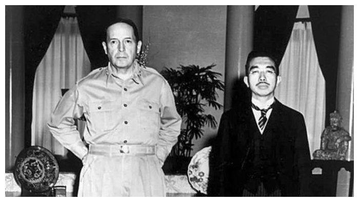 Douglas MacArthur dan Kaisar Jepang Hirohito pada 27 September 1945