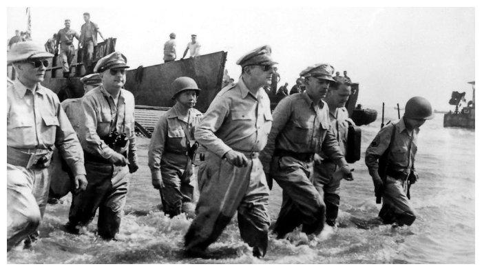 Douglas MacArthur mendarat di Filipina dan memenuhi janjinya