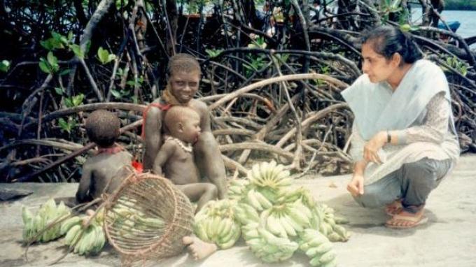 Dr Madhumala ketika berinteraksi dengan anak-anak Jarawa (Jarawa= bahasa daerah Pulau Sentinel)