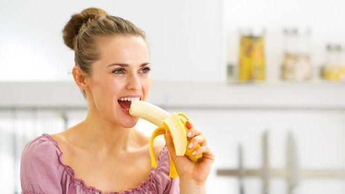 Ilustrasi makan pisang