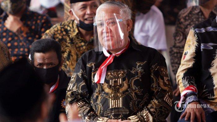 Tribunnews/Herudin
Mantan Ketua Umum PP Muhammadiyah, Din Syamsuddin menghadiri deklarasi Koalisi Aksi Menyelamatkan Indonesia (KAMI) di Tugu Proklamasi, Jakarta Pusat, Selasa (18/8/2020). Koalisi yang digagas oleh Din Syamsuddin dan sejumlah tokoh itu sebagai gerakan moral yang berjuang demi mewujudkan masyarakat Indonesia sejahtera.