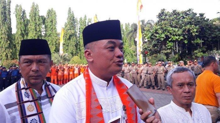 Mantan Wali Kota Jakarta Pusat, Bayu Meghantara (tengah)
