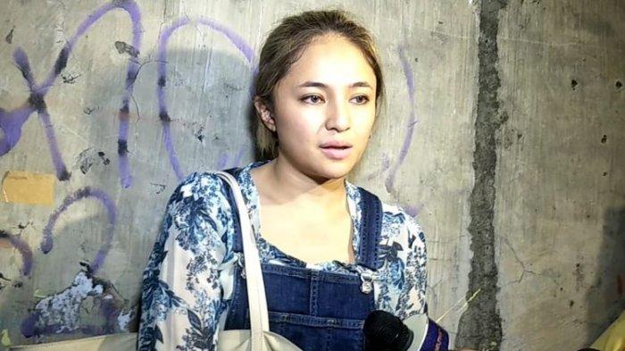 Marshanda melayat Cecep Reza di rumah duka di kawasan Rawamangun, Jakarta Timur, Selasa (19/11/2019). Cecep Reza meninggal dunia di usia 31 tahun.(KOMPAS.com/IRA GITA NATALIA SEMBIRING)