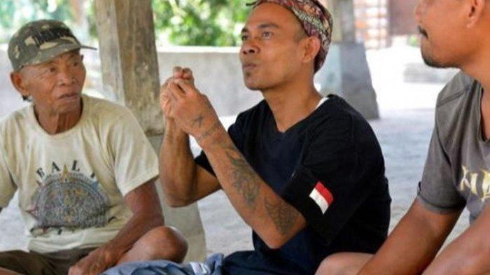 Warga Desa Bengkala tengah berbincang menggunakan bahasa isyarat Kata Kolok.