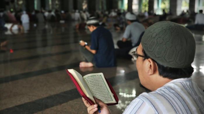 Sejumlah umat muslim membaca kitab suci Alquran di Masjid Al Markaz Makassar, Jumat (19/6).